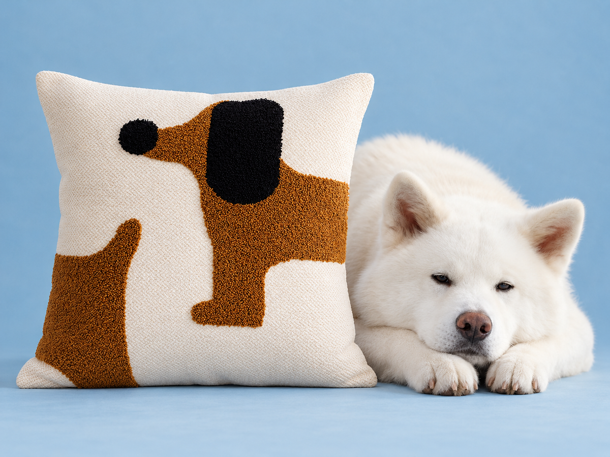 Coussin Cacao — 45 × 45 cm avec Neji — détail studio