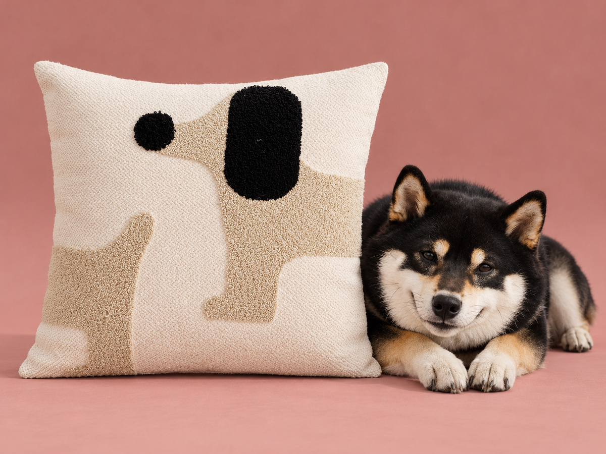 Coussin Crème — 45 × 45 cm avec Seiji — détail studio