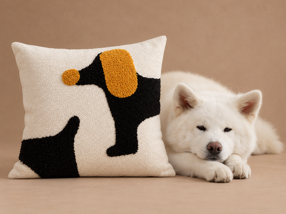 Coussin Noir — 45 × 45 cm avec Neji — détail studio