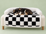Noir & blanc avec Seiji endormi — coussin à damier en studio sauge