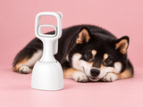 Pince de ramassage blanc-compact avec un chien — studio